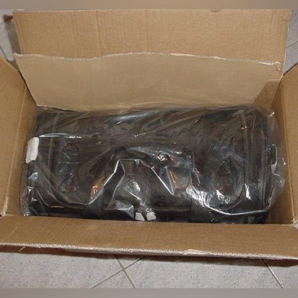 New Old Stock Kiss Gene Simmons BLACK LEATHER Moneybag Duffle Bag - Original Box - Picture 7 of 17